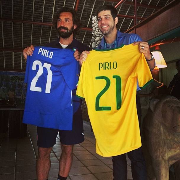 Andrea Pirlo e Juninho Pernambucano si sono incontrati a Mangaratiba, nel ritiro degli azzurri. Il regista della Nazionale italiana ha sempre ammesso la sua ammirazione per il brasiliano, specialista dei calci di punizione. Ma l&#39;ex Lione si è confermato un gran signore: 
